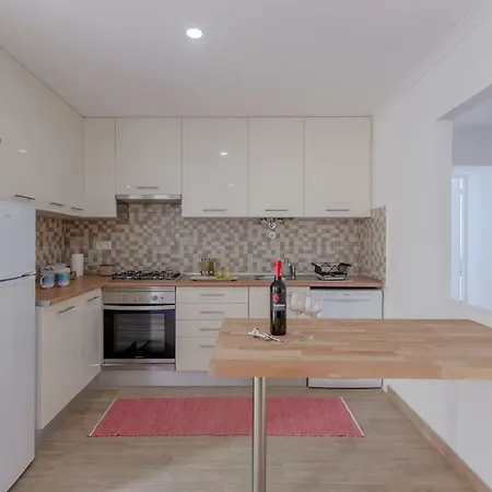 Bright & Spacious With Orange Tree Patio, By Timecooler Apartman *