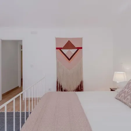 Bright & Spacious With Orange Tree Patio, By Timecooler * 리스본