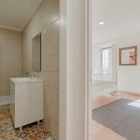 Bright & Spacious With Orange Tree Patio, By Timecooler Lisbon